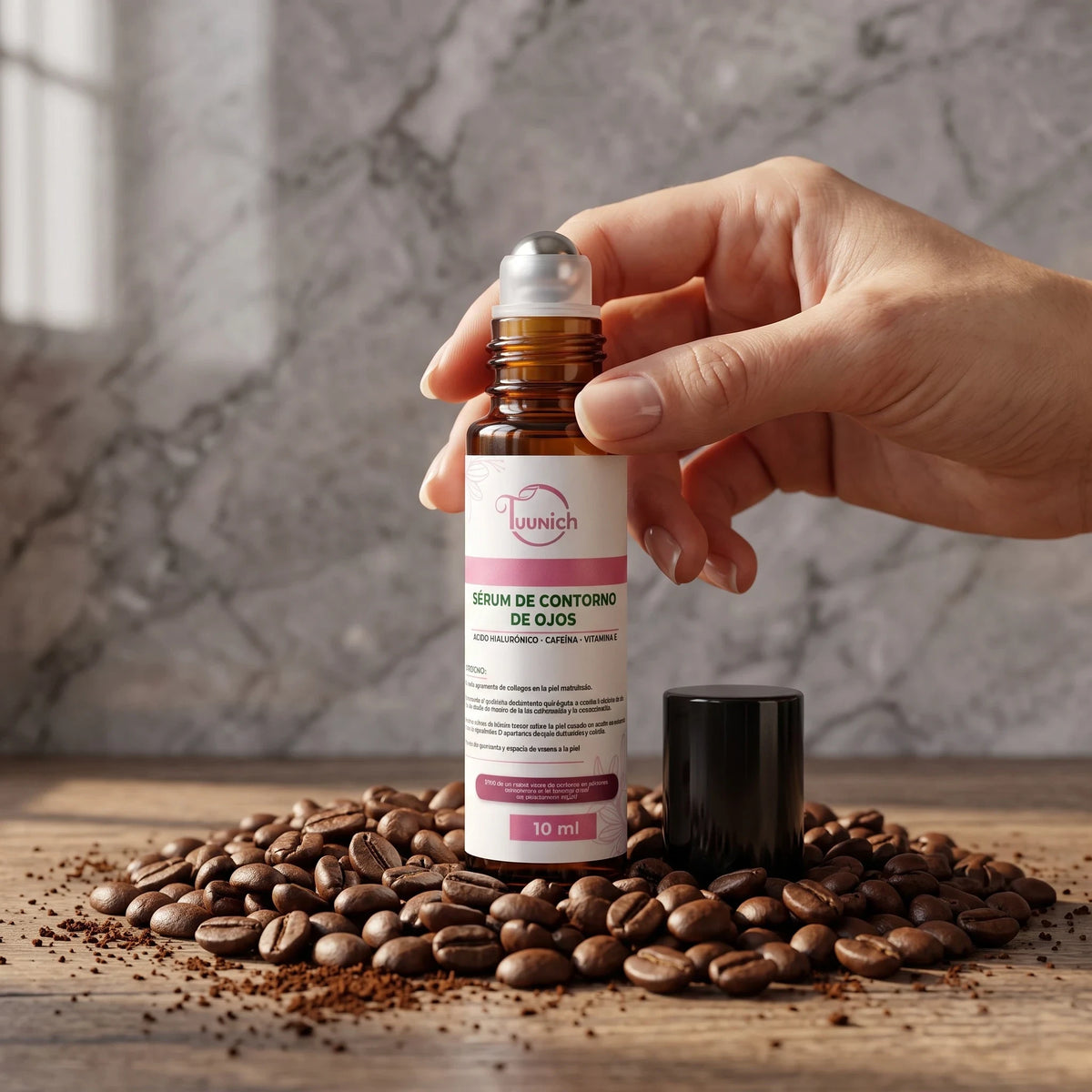 Sérum de cafeína Tuunich para contorno de ojos con ácido hialurónico y vitamina E sobre granos de café